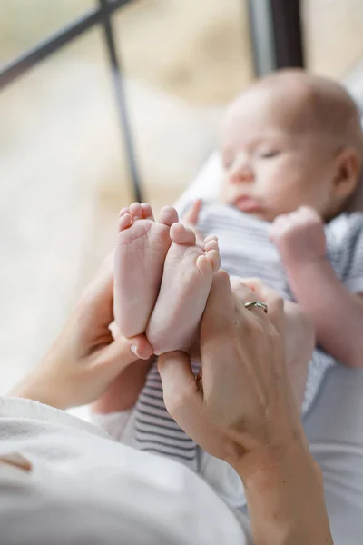 Close-up van Moederdag handen en voeten van de baby's — Stockfoto