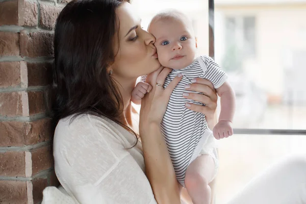 Retrato de mãe e bebê felizes — Fotografia de Stock