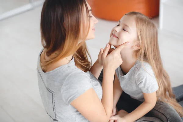 Mère et petite fille se regardent assis par terre — Photo