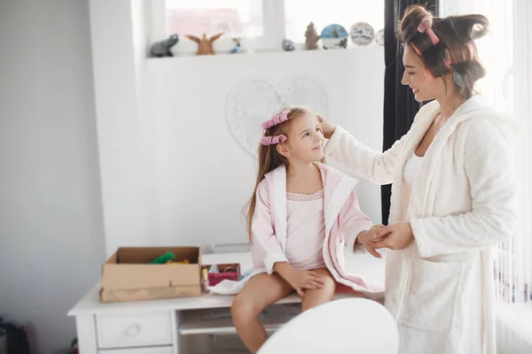 Mère et fille se coiffent, s'entraident — Photo