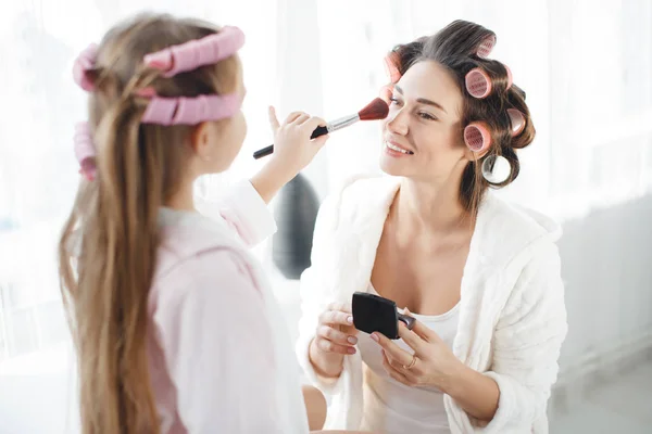 Mother and daughter doing hair and makeup together — Stock Photo, Image