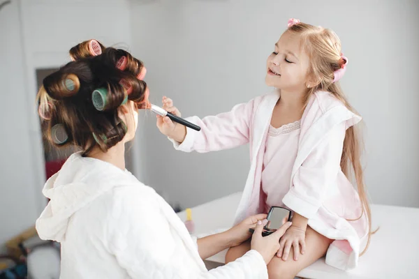 Mother and daughter doing hair and makeup together — Stock Photo, Image