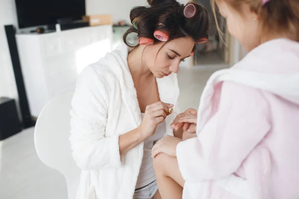 Madre e figlia facendo capelli e manicure — Foto Stock