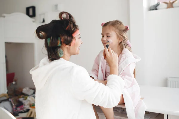 Matka a dcera dělá vlasy a makeup dohromady — Stock fotografie