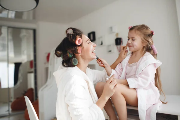 母亲和女儿一起做头发和化妆 — 图库照片