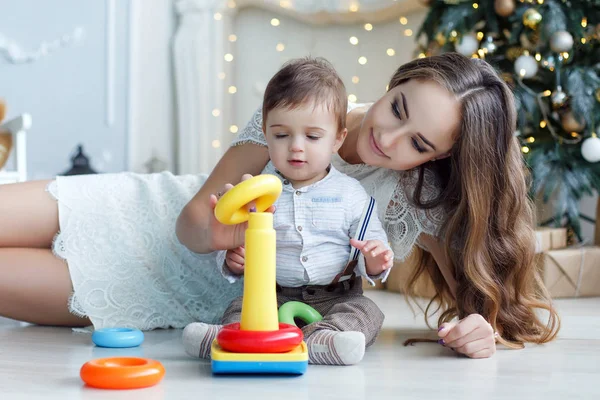 Madre enseña a hijo cómo montar una pirámide — Foto de Stock