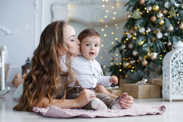 Madre e giovane figlio a casa vicino all'albero di Natale — Foto Stock