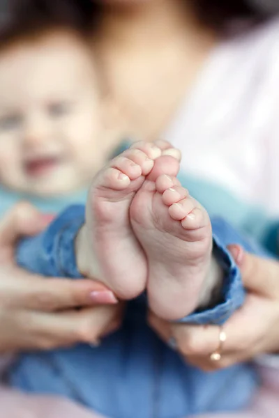 Pies de bebé recién nacido en la palma de la madre — Foto de Stock