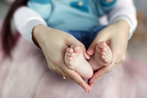 Los pies del bebé en forma de mano y corazón de la madre — Foto de Stock
