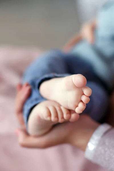 Ноги новорожденного ребенка на ладони матери — стоковое фото