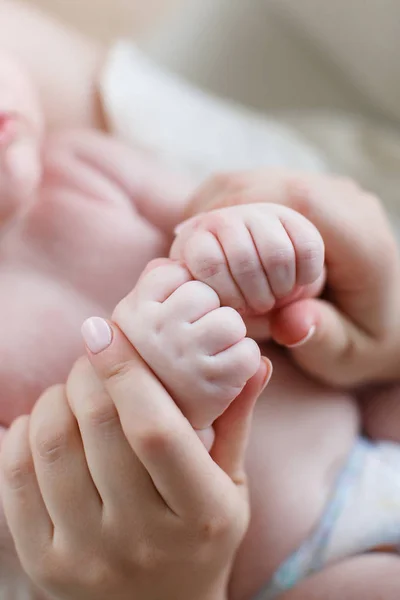 Gros plan sur les mains de la mère et du bébé mignon — Photo