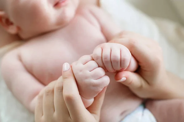 Close-up van moeder en schattige baby's handen — Stockfoto