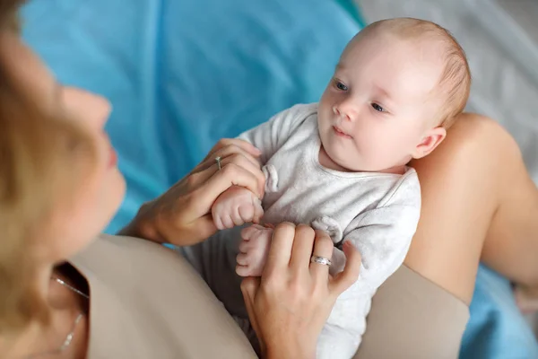 Mère joue avec le bébé, le mettant à genoux — Photo