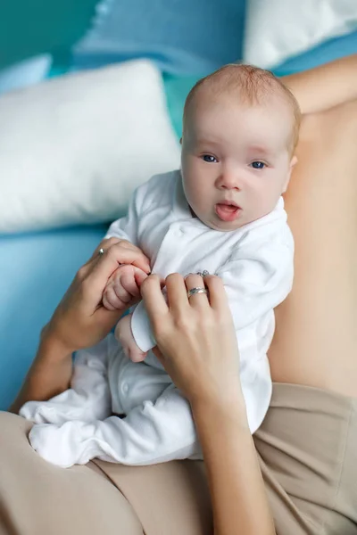 Yatakta yatarken bebek ile oynarken annesi — Stok fotoğraf