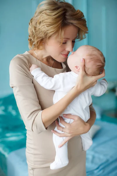 Matka trzyma nowo narodzonego dziecka w ramionach — Zdjęcie stockowe
