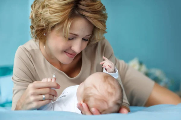 Matka z nowo narodzonego syna, leżąc na łóżku — Zdjęcie stockowe