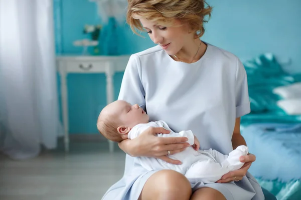 Moeder met een pasgeboren baby in haar armen — Stockfoto