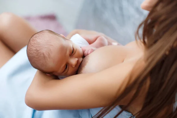 Onun yeni doğan çocuk emzirme anne — Stok fotoğraf