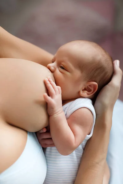 Mãe amamentando seu filho recém-nascido — Fotografia de Stock