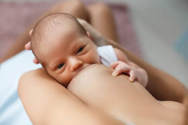Mãe amamentando seu filho recém-nascido — Fotografia de Stock