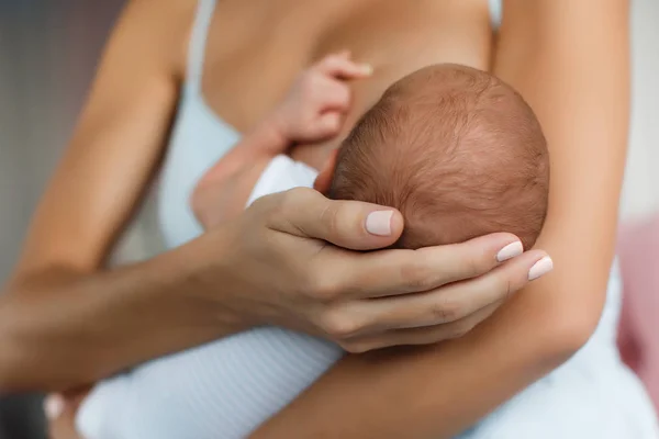 Mamma amning hennes nyfödda barn — Stockfoto