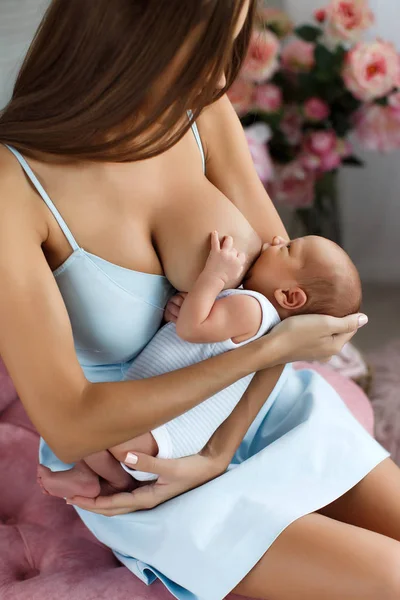 Mutter stillt ihr neugeborenes Kind — Stockfoto