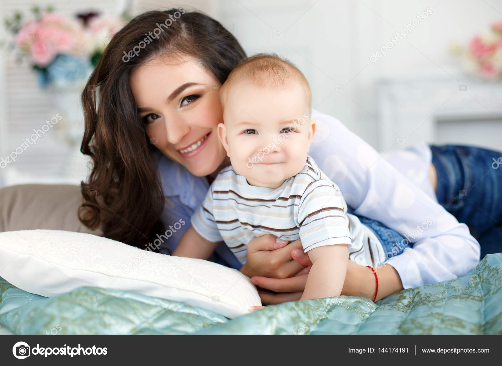 Ma Fille Voit Une Dame Dans Sa Chambre Belle jeune mère avec son nouveau-né fils couché sur le lit dans sa
