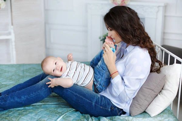 Mutter küsst die nackten Füße seines Sohnes — Stockfoto