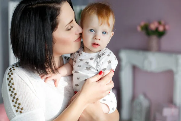 彼女の腕の中で小さな赤い髪の息子を持つ母の肖像画 — ストック写真