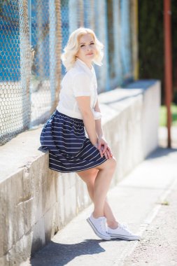 Genç kadın yaz havada poz