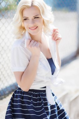 Genç kadın yaz havada poz