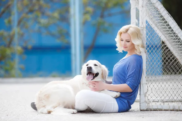 Retrato de uma mulher com belo cão brincando ao ar livre . — Fotografia de Stock