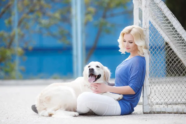 Porträtt av en kvinna med vacker hund leker utomhus. — Stockfoto