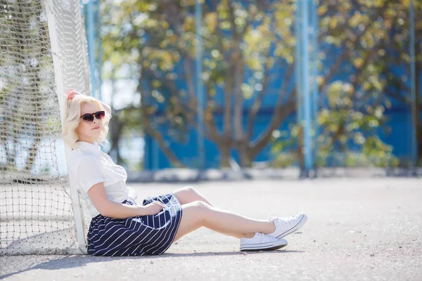 Mujer joven posando en verano al aire libre — Foto de Stock