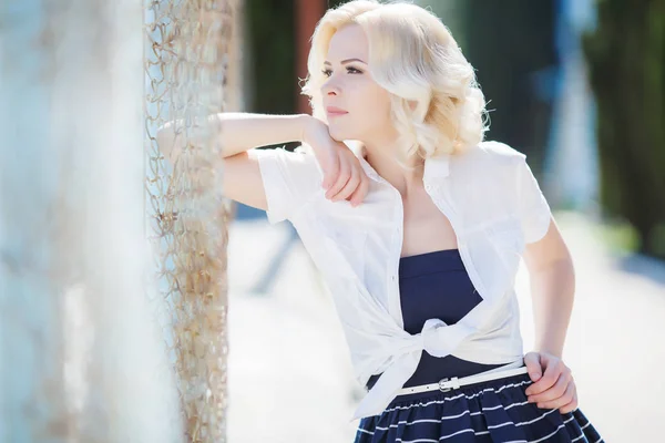 Junge Frau posiert im Sommer im Freien — Stockfoto