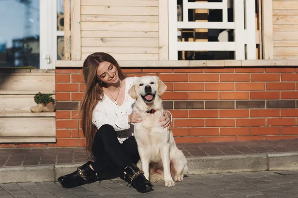 Sevgili köpeği açık havada güzel kadınla — Stok fotoğraf