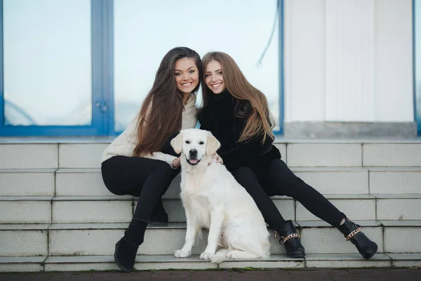 Amigos alegres con un perro al aire libre — Foto de Stock