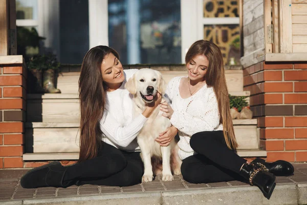 Amigos alegres con un perro al aire libre — Foto de Stock