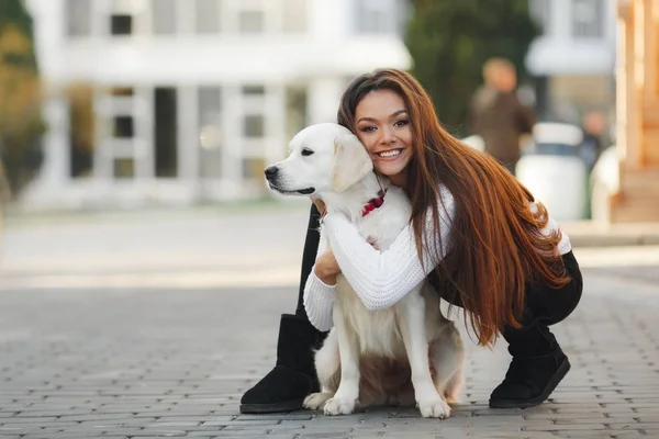 야외에서 사랑 하는 강아지와 아름 다운 여자 — 스톡 사진