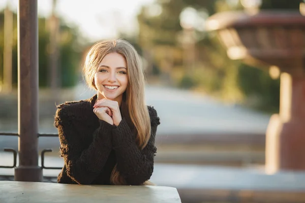 Portrait of a beautiful girl at a table in the street cafe — Stock Photo, Image