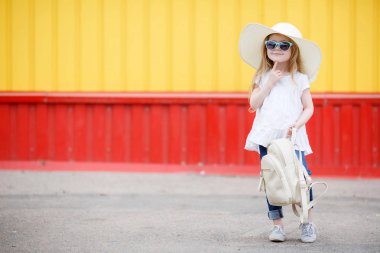 Beyaz bir sırt çantası ile küçük kız öğrenci