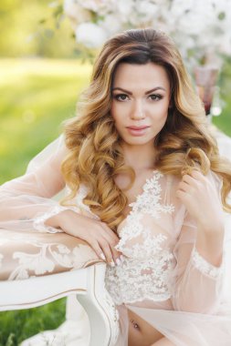 Açık havada düğün elbise giymiş güzel gelin