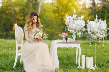 Açık havada düğün elbise giymiş güzel gelin