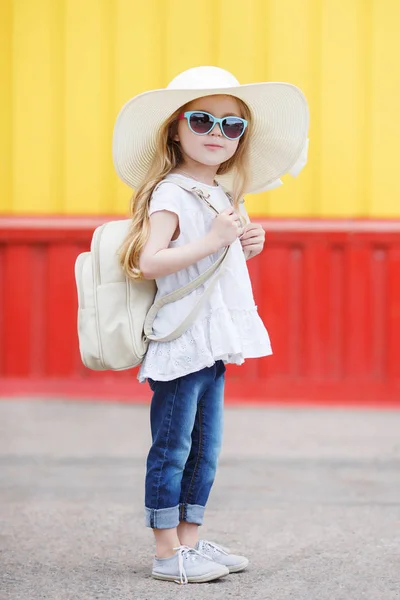 Pequena estudante com uma mochila branca — Fotografia de Stock