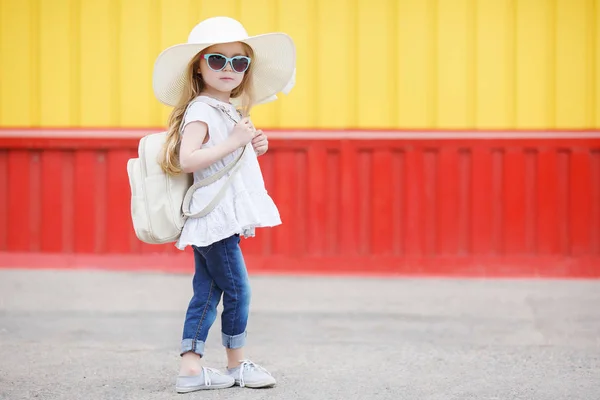 Pequena estudante com uma mochila branca — Fotografia de Stock