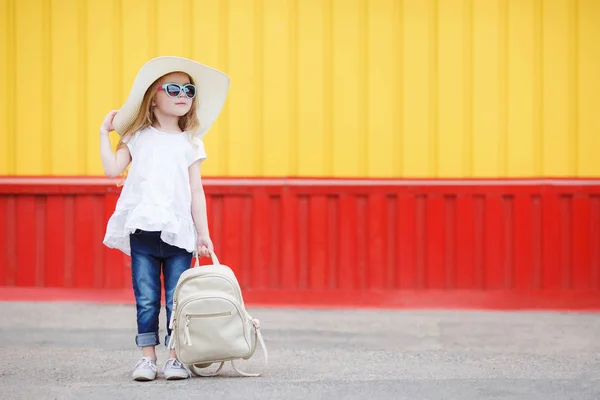 Weinig schoolmeisje met een witte rugzak — Stockfoto