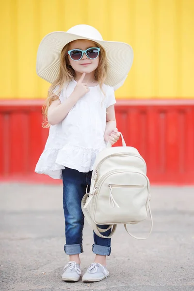 Pequena estudante com uma mochila branca — Fotografia de Stock