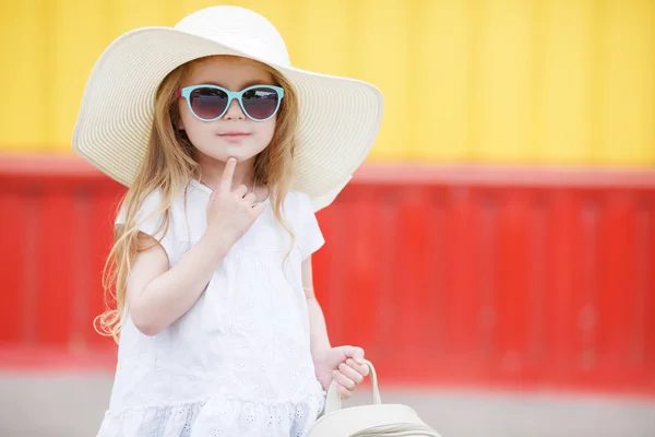 Pequeña colegiala con una mochila blanca — Foto de Stock