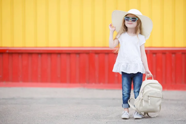 Pequena estudante com uma mochila branca — Fotografia de Stock