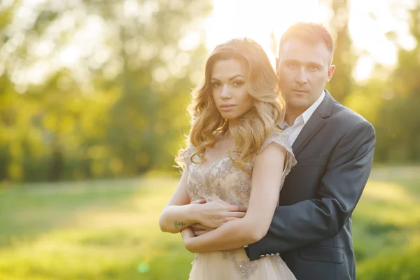 Wedding couple love wedding day in nature — Stock Photo, Image